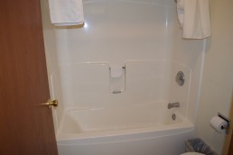 King Suite Jacuzzi with Fireplace Sink