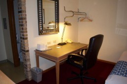 Standard Queen Room Office Desk