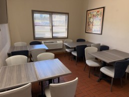 Breakfast seating area at AmeriVu Inn & Suites Alton