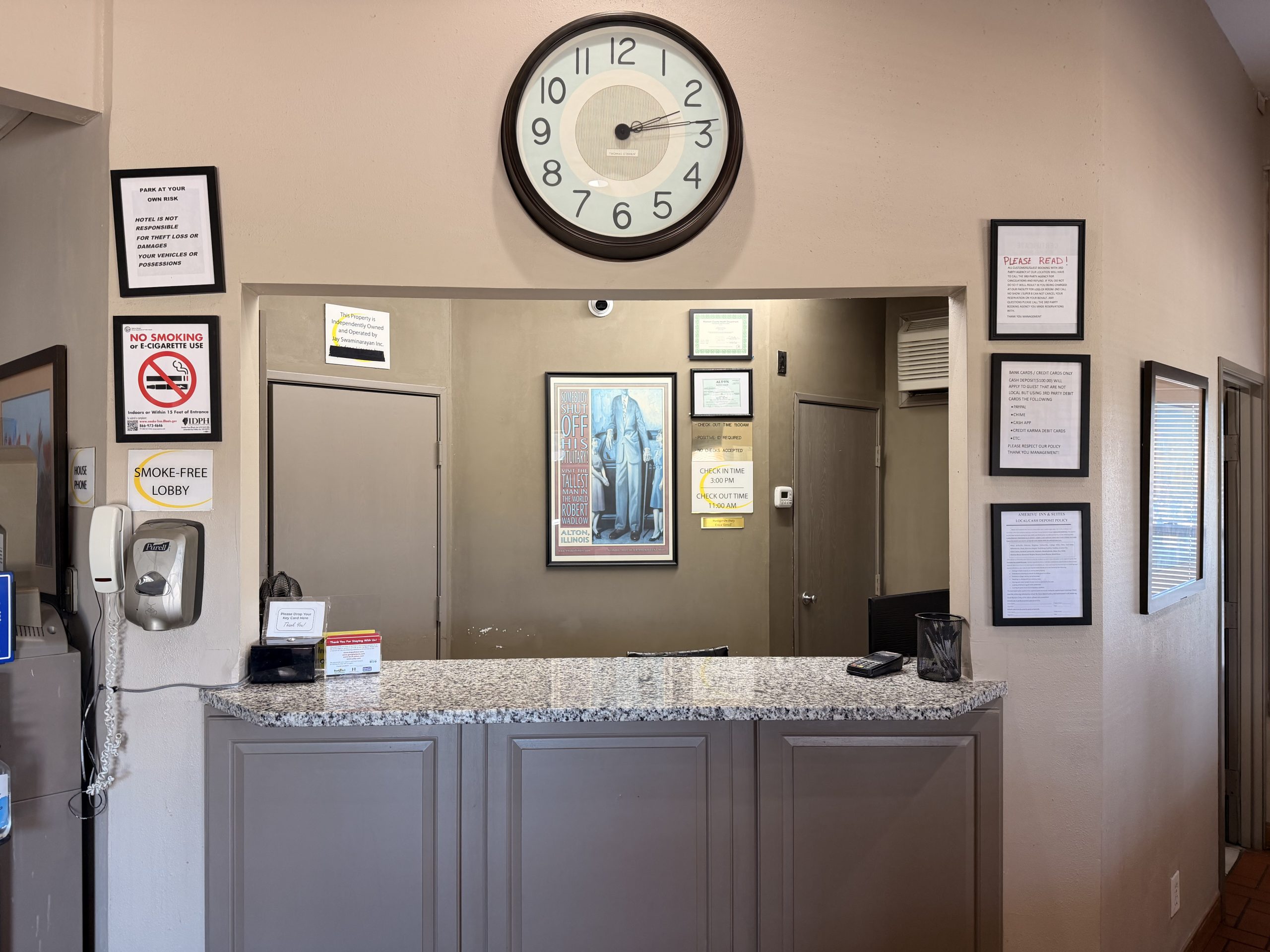 Front desk at AmeriVu Inn & Suites Alton